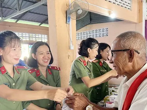 Công an An Giang khám bệnh miễn phí cho 600 người dân Campuchia