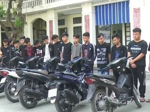 Khởi tố 14 thanh thiếu niên dàn hàng ngang để chạy xe với tốc độ cao