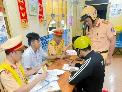 Bắt giữ nhóm đối tượng dương tính với ma túy khi điều khiển xe gắn máy