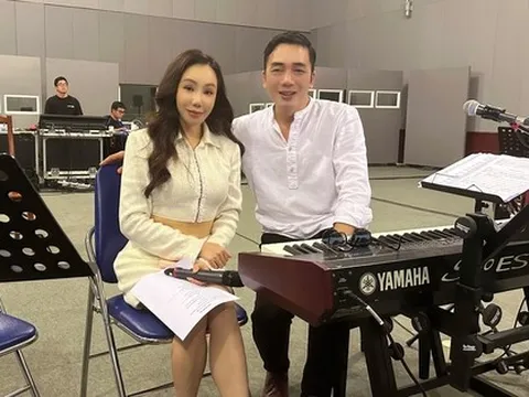 Hồ Quỳnh Hương và dàn nghệ sĩ tập hát cùng nhạc sĩ Đỗ Bảo cho đêm nhạc "Một mình bao la"