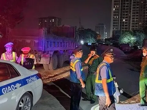 Xử lý xe quá khổ quả tải “thông chốt” khi gặp cảnh sát giao thông