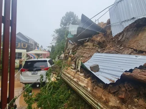 Bờ taluy bị sạt, hàng trăm khối đá đổ xuống nhà dân ở TP Đà Lạt
