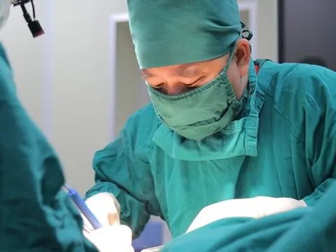 Người đàn ông bị chém gần lìa cẳng chân