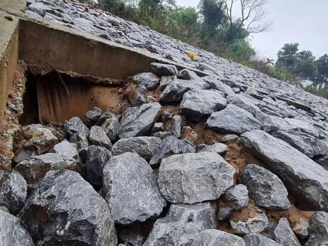 Dân lo lắng vì tuyến kè 73 tỷ thi công dang dở bị sạt lở nghiêm trọng