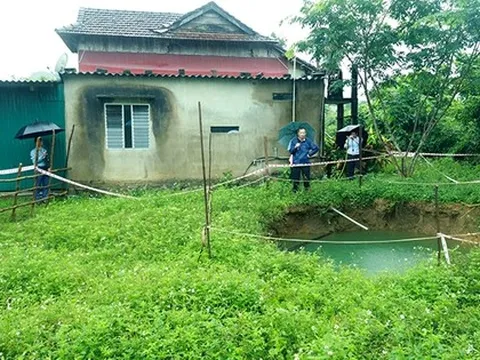 Xuất hiện "hố tử thần" sâu 12m trong vườn nhà dân ở Quảng Bình