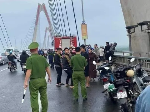 Cảnh sát cứu sống thanh niên nhảy cầu Nhật Tân