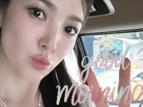 Bức ảnh trên đường đi làm của Song Kyo: Mọi sự chú ý đổ dồn vào làn da "phát sáng" của mỹ nhân 41 tuổi