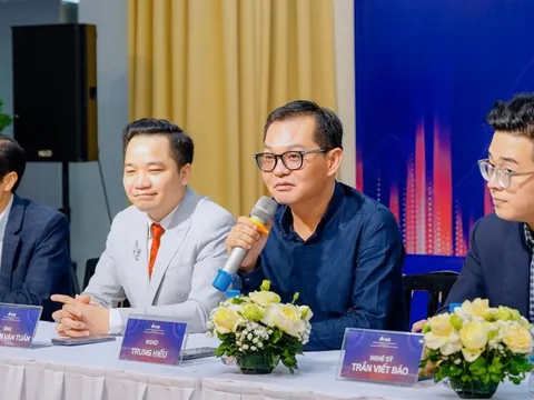 Khởi động cuộc thi về piano, NSND Trung Hiếu gây chú ý khi ngồi "ghế nóng"