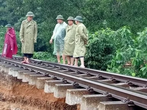 Hà Tĩnh: Mưa lớn, tuyến đường sắt Bắc - Nam bị “bay chân” do sạt lở