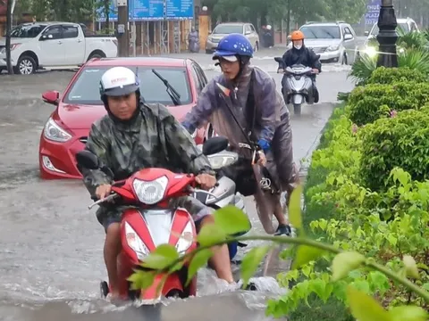 Ảnh: Quảng Bình mưa xối xả, nhiều tuyến đường ngập sâu