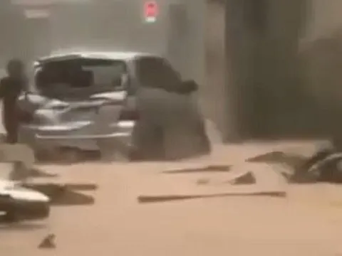 Hà Tĩnh: Mưa lớn sập tường, một nữ sinh bị đè đứt chân