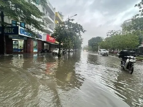 Nghệ An: Mưa lớn kéo dài khiến nhiều tuyến đường ở Tp.Vinh bị ngập nặng