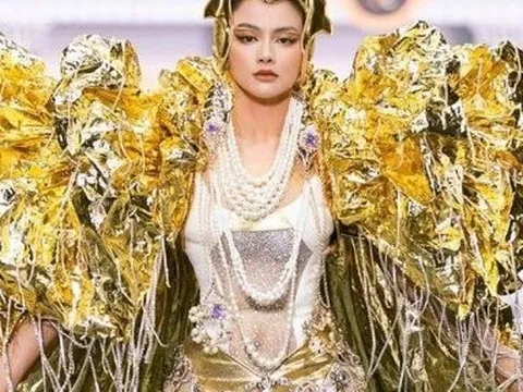 Vũ Thu Phương mặc đồ hàng chục kg, hóa "quân cờ" ấn tượng