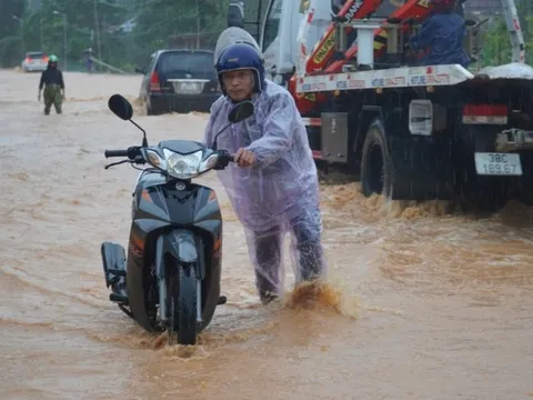 Tìm thấy thi thể nam sinh lớp 8 bị nước lũ cuốn trôi trên đường