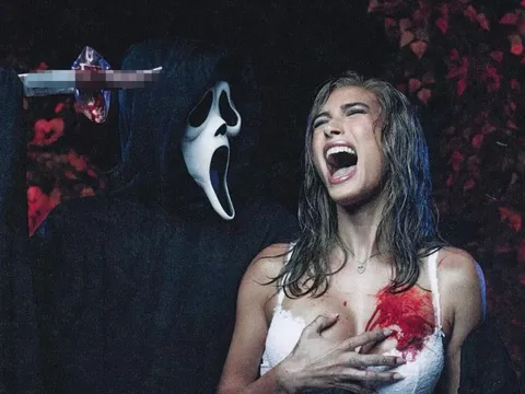 Ảnh nội y của vợ Justin Bieber trong dịp Halloween gây bão mạng