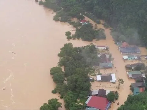 Thủy điện xả lũ giữa đêm, dân khốn khổ oằn mình chống lụt