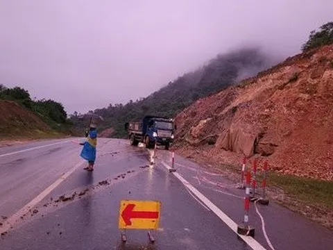 Khắc phục sạt lở tuyến cao tốc La Sơn – Túy Loan do mưa lớn