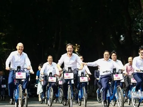 Thủ tướng Phạm Minh Chính cùng Thủ tướng Hà Lan đạp xe trên phố Hà Nội