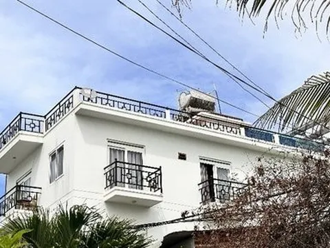 Điều tra nguyên nhân một du khách Nga rơi từ tầng 2 khách sạn tử vong