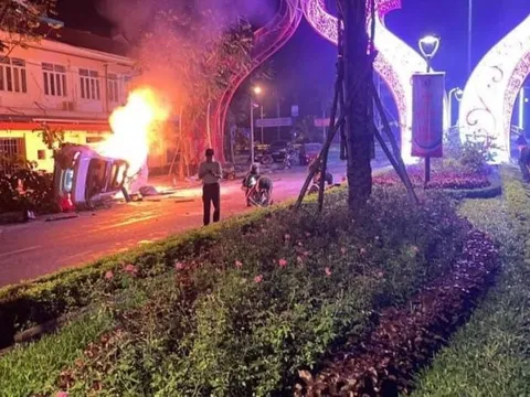 Nghẹt thở giây phút CSCĐ cứu 6 người khỏi chiếc xe mercede trước khi cháy rụi