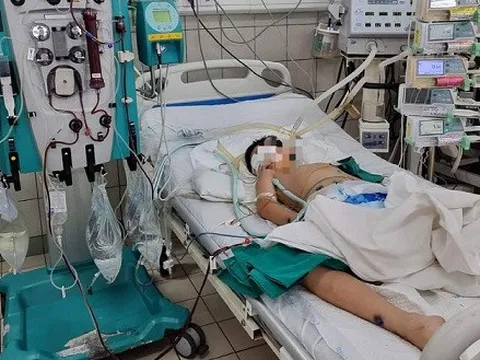 Bé trai có phổi trắng xoá do nhiễm vi khuẩn trong bùn đất sau khi đá bóng