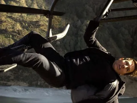 Tom Cruise vào trụ sở Scientology bằng trực thăng mặc đám đông biểu tình