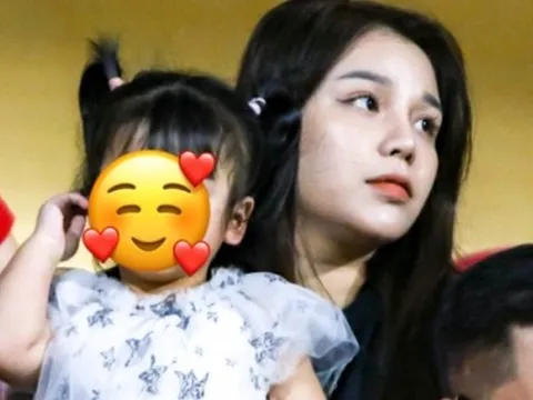 Vợ Bùi Tiến Dũng xuất hiện trên sân Hàng Đẫy sau lùm xùm tìm chồng trên mạng