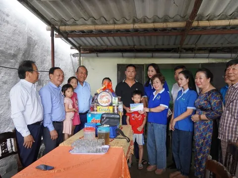 'Cùng ngư dân thắp sáng đèn trên biển'