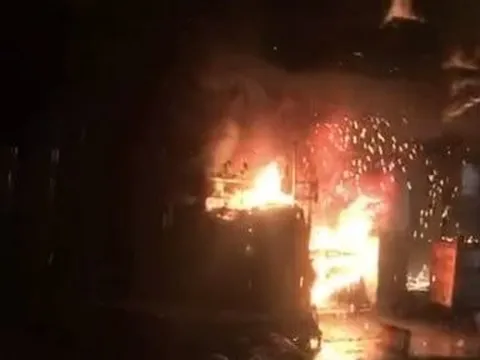 Cháy dữ dội tại quán trà sữa ở TP.HCM, hai vợ chồng đạp cửa trèo qua nhà hàng xóm