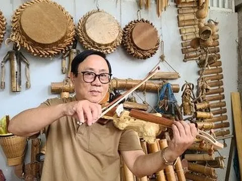 Bàn tay tài hoa của người thầy giáo biến gốc cây thành nhạc cụ