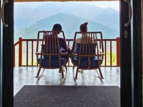 Thanh Hằng khoe ảnh hai vợ chồng đi du lịch, chỉ nói 1 câu cũng đủ biết ông xã giàu thế nào