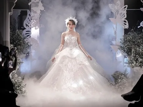 Hoa hậu Mai Phương diện đầm dài 3,5 mét nặng 12 kg