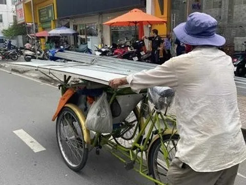 TP.HCM: Va chạm với xích lô chở thanh sắt dài gần 2m, người phụ nữ tử vong