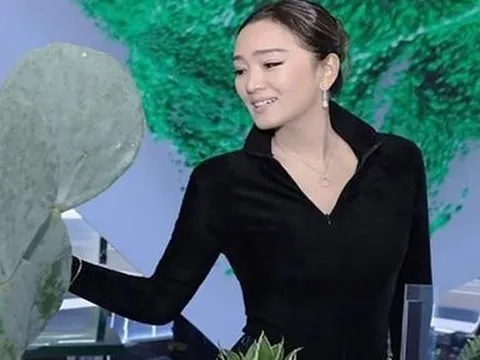 Củng Lợi gây chú ý với phong thái tuổi 58