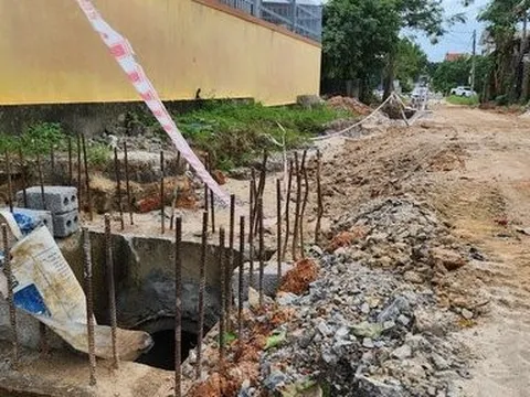 Ảnh: “Bẫy” tiềm ẩn tai nạn giao thông trên tuyến đường đang thi công