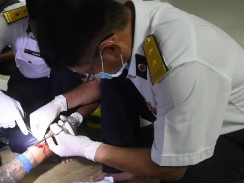 Cấp cứu ngư dân bị cá chình cắn khi khai thác thủy sản trên biển