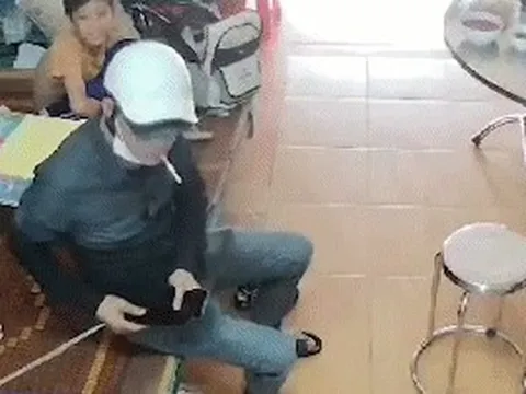 Người đàn ông táo tợn vào nhà lấy điện thoại trước mặt bé trai