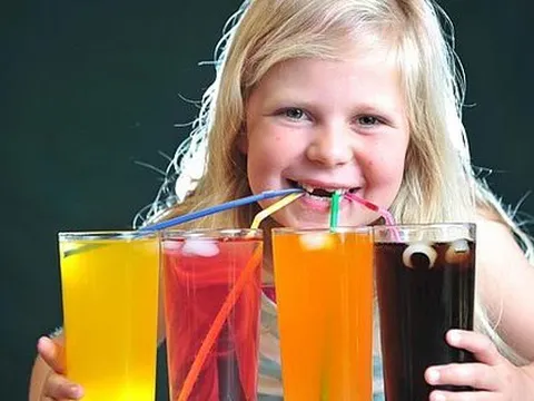 Trẻ uống nhiều thứ tưởng vô hại này, lớn lên dễ nghiện rượu