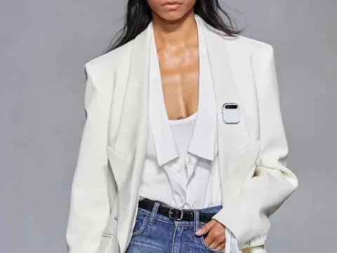 Vén màn thiết bị sẽ thay thế smartphone, giá 17 triệu đồng