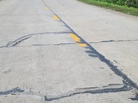 Đường tỉnh lộ hàng chục tỷ xuất hiện hàng loạt vết nứt