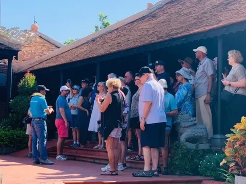 Tàu du lịch Celebrity Solstice mang 2.300 khách quốc tế đến Nha Trang