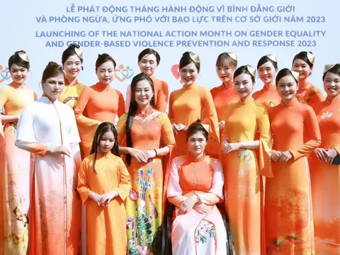 Người mẫu đặc biệt trình diễn bộ sưu tập áo dài mới của NTK Vũ Thảo Giang