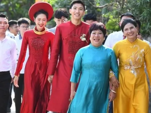 Mẹ Đoàn Văn Hậu "cười như được mùa" khi đón con dâu Doãn Hải My về nhà