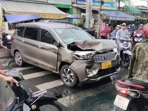 Tai nạn liên hoàn nghiêm trọng ở Thủ Đức, xe nằm la liệt