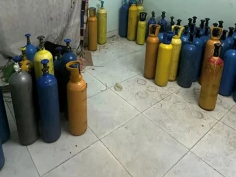 Hải Phòng: Thu giữ 50 bình kim loại nghi chứa “khí cười”
