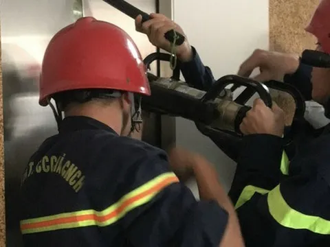 CLIP: Phá thang máy đưa 9 người mắc kẹt ra ngoài ở TP HCM