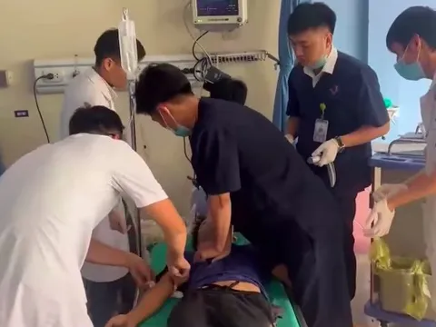 Nhân viên y tế cấp cứu bệnh nhân bị điện giật ngay tại bờ ao