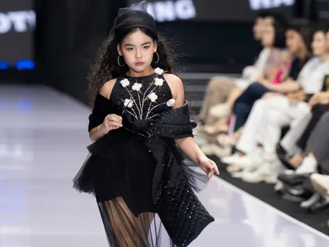Nàng hậu nhí Bảo Ngọc mang phong thái chuẩn model lên sàn diễn Tuần lễ Thời trang Quốc tế Việt Nam 2023