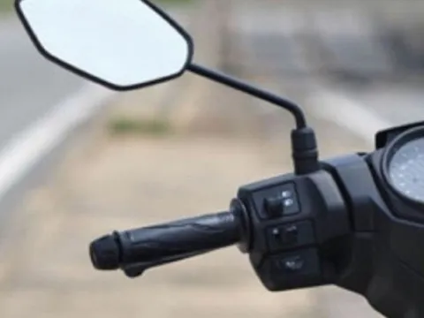 Xe máy chỉ lắp gương chiếu hậu một bên có bị phạt?