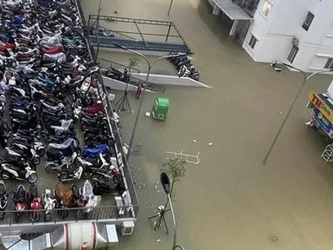 Mưa lớn kéo dài, xứ Huế chìm trong biển nước